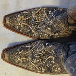 Ladies Circle G distressed 9 1/2 M boots